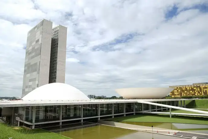 PL agora tem 121 deputados e 28 senadores. Isso dá peso forte no Congresso. Se for governo de Flávio Bolsonaro, a base …