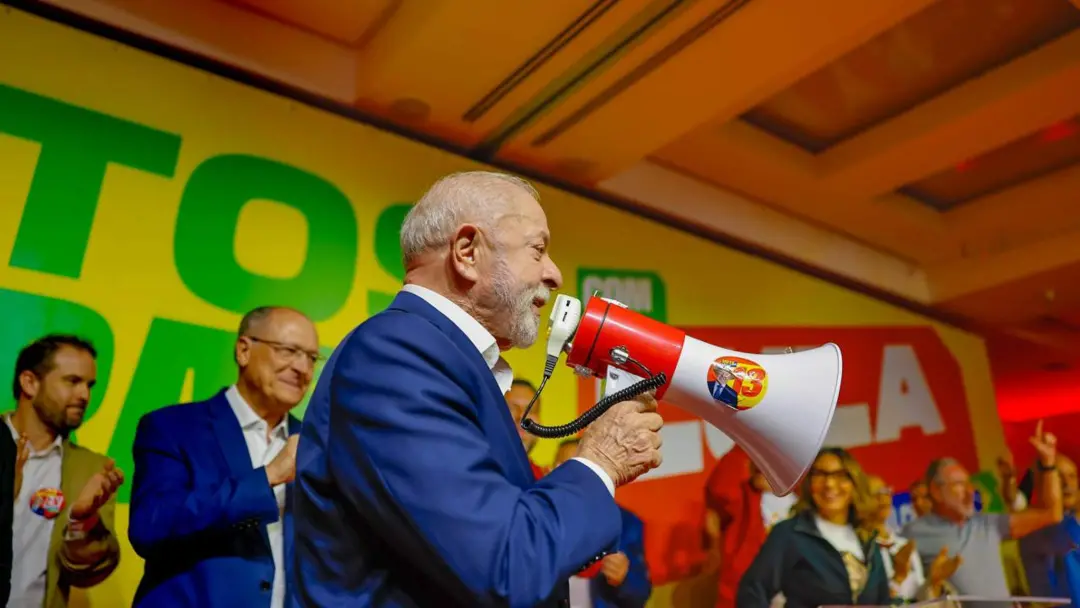 Ana Elisa, a jovem deputada eleita com 524 mil votos em Minas Gerais, participa de força tarefa digital da campanha do …