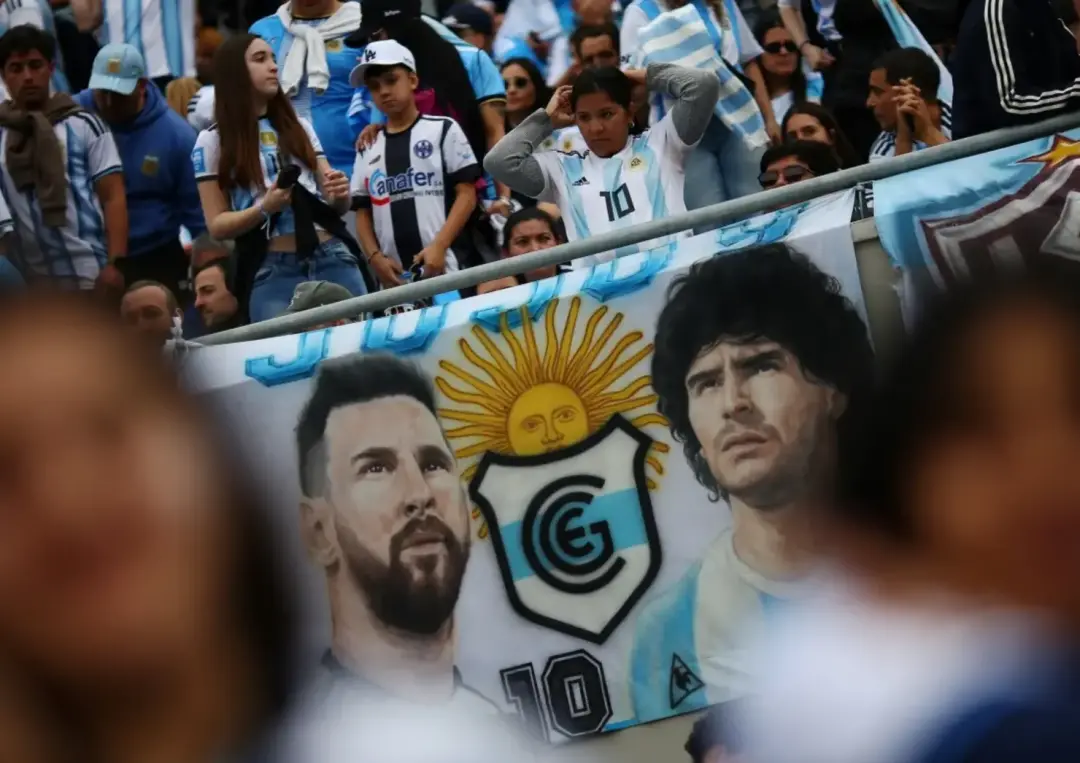 Buenos Aires viu torcida argentina em festa com faixas e homenagens na despedida de Messi da Albiceleste. Essa paixão c…