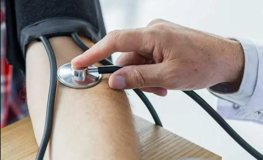 Grupo que tomava remédio para pressão alta à noite teve risco de eventos cardiovasculares maiores 45% menor, comparado …