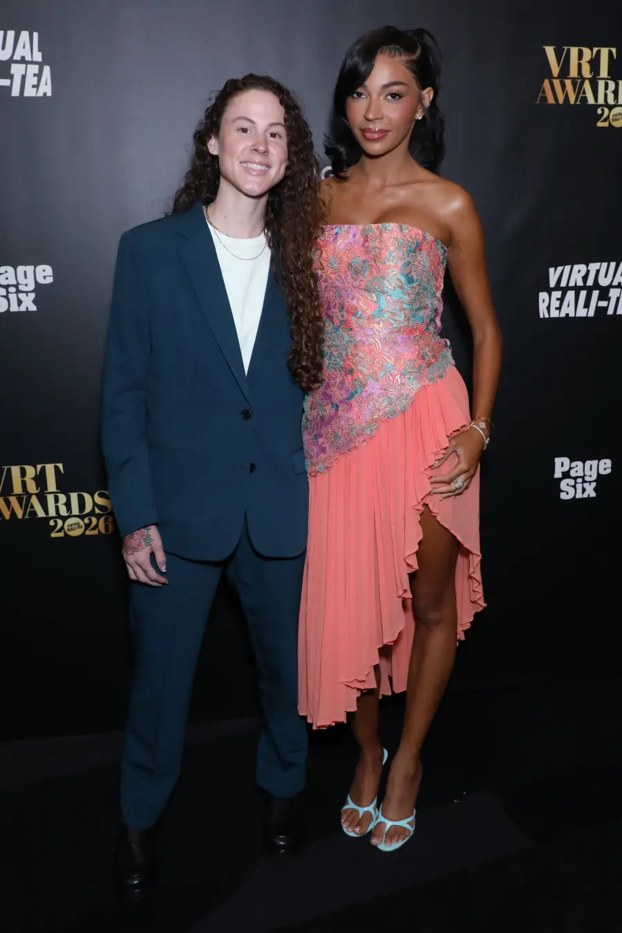 Taylor debutou nova namorada Kelsie Chesser no tapete vermelho do VRT Awards 2026. O divórcio dela com Clayton Wessel a…