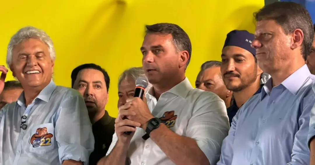 Senador Flávio Bolsonaro recebeu apoio de Ronaldo Caiado em Goiânia e falou em mudar a Constituição para redemocratizar…