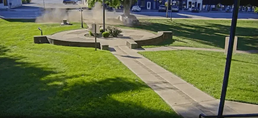 Idosa de 68 anos foi presa em North Vernon, Indiana, por fazer manobras com carro no gramado de um tribunal. Essa atitu…