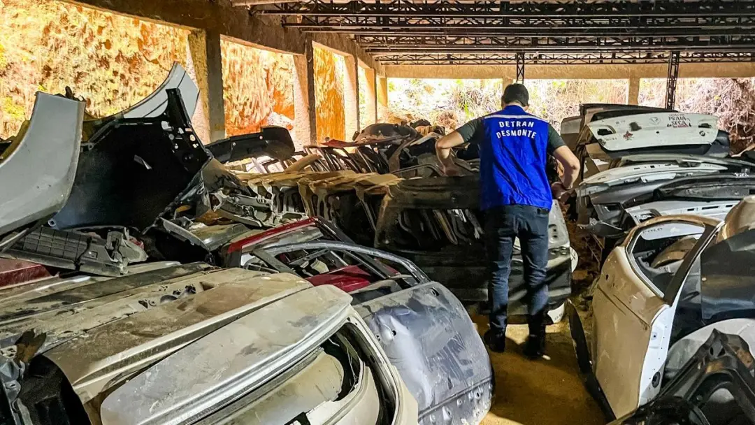 Estrada do Catonho, na Zona Sudoeste, teve quatro ferros-velhos irregulares interditados pela Operação Desmonte. Encont…