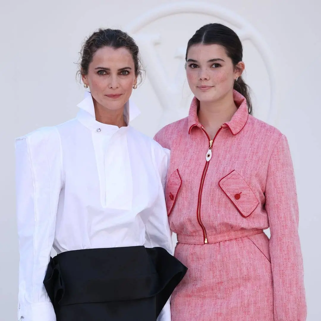 Keri Russell apareceu em Paris Fashion Week com a filha Willa, de 13 anos. É bonito ver a família sendo vista nesse cen…