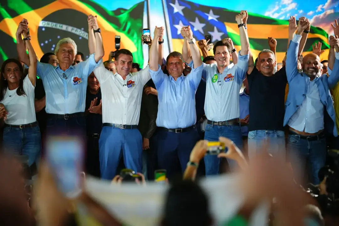 Em Goiânia, Flávio Bolsonaro defendeu mudar a Constituição para redemocratizar o país, falando ao lado de Caiado e Tarc…