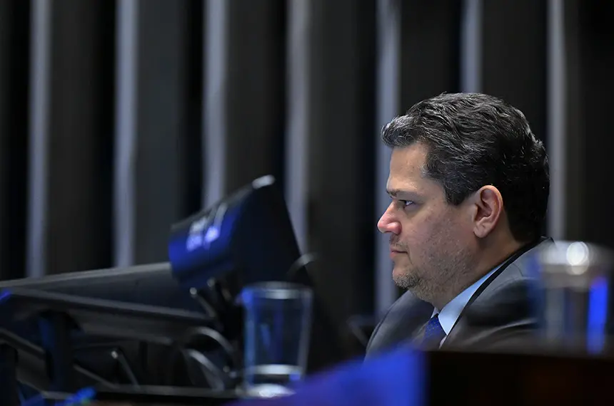 Davi Alcolumbre pediu serenidade no debate político ao elogiar o senador Renan Filho sobre a PEC 221/2019. Ataques pess…
