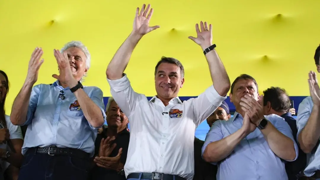 Republicanos e Podemos devem apoiar Flávio Bolsonaro nesta semana, com reuniões em Brasília. Essa articulação mostra co…