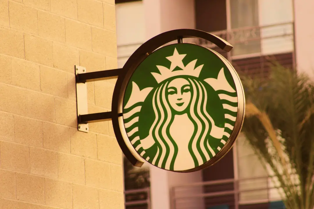 Starbucks sob processo nos EUA por usar termo sem açúcar em bebidas proteicas. Alega que produtos com 13 a 21 gramas de…