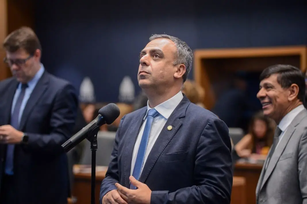 Anderson Moraes criticou Eduardo Paes na Alerj, acusando o PSD de tentar interferir no resultado da eleição por meio da…