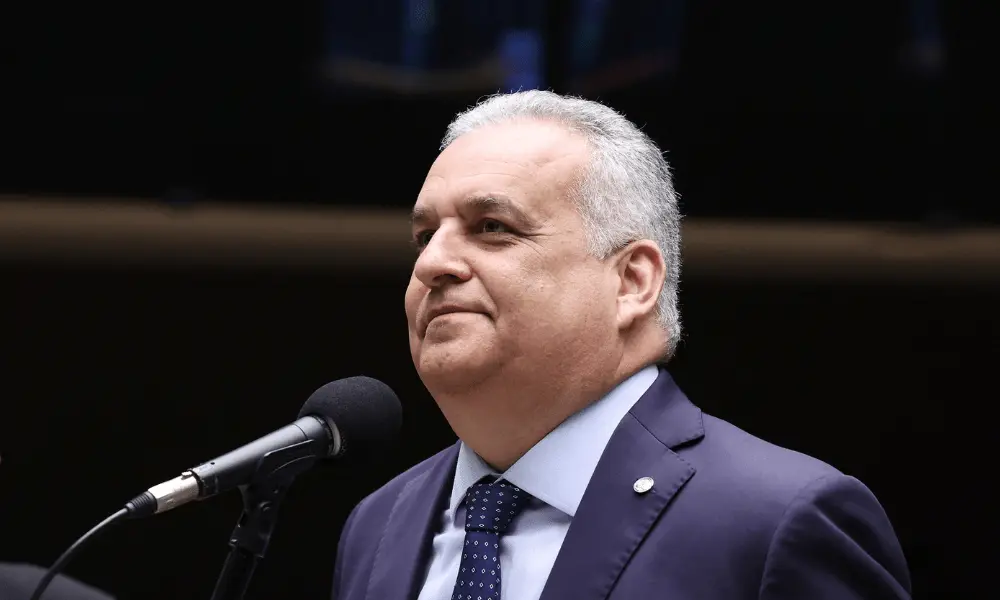 Gilmar Mendes arquivou pedido de investigação contra Alfredo Gaspar, candidato a vice de Flávio Bolsonaro, no STF. A de…