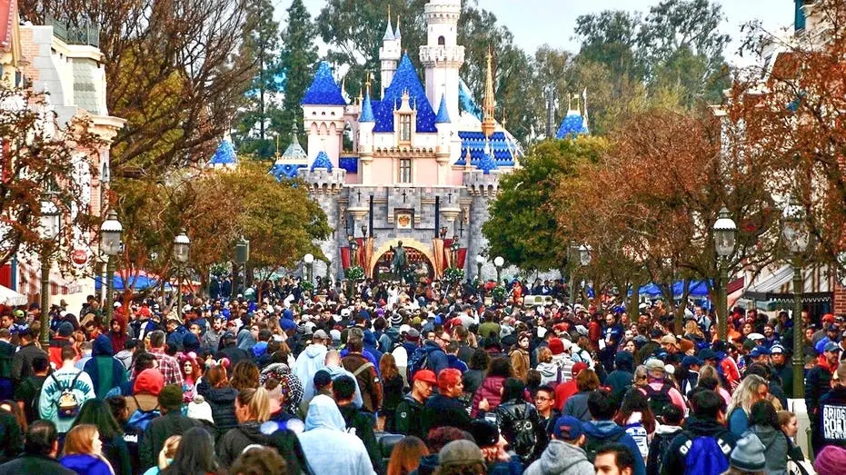 Costco lançou um pacote de dois dias no Disneyland por 329,99, incluindo acesso Park Hopper e Lightning Lane, sendo cer…