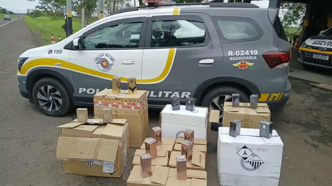 540 frascos de perfumes importados foram apreendidos em uma rodovia no interior de São Paulo. O contrabando mostra a di…