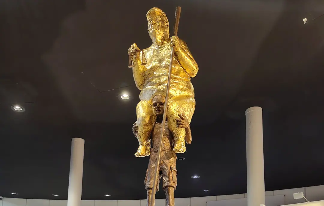 Praga Laranja, estátua de Trump nu banhado a ouro, tá no Parlamento Europeu em Estrasburgo. A obra critica a dificuldad…