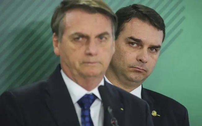 PGR defende volta das visitas de Flávio a Jair Bolsonaro, que está em prisão domiciliar. Não há fatos novos que justifi…