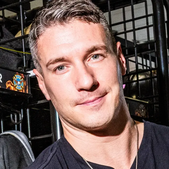 Chris Gallant, piloto Black Hawk e democrata, está aproveitando a vida após o vazamento de fotos de bondage, mesmo sem …