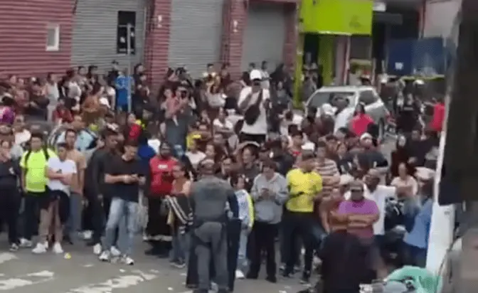 Brás, São Paulo: Tumulto na inauguração de loja por TV a R$ 20. O dono pediu desculpas porque a multidão parou o trânsi…