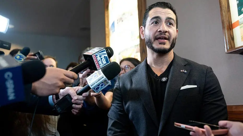 Detroit Democratic Socialists of America apoiava Abdul El-Sayed, candidato ao Senado de Michigan, chamando-o de camarad…