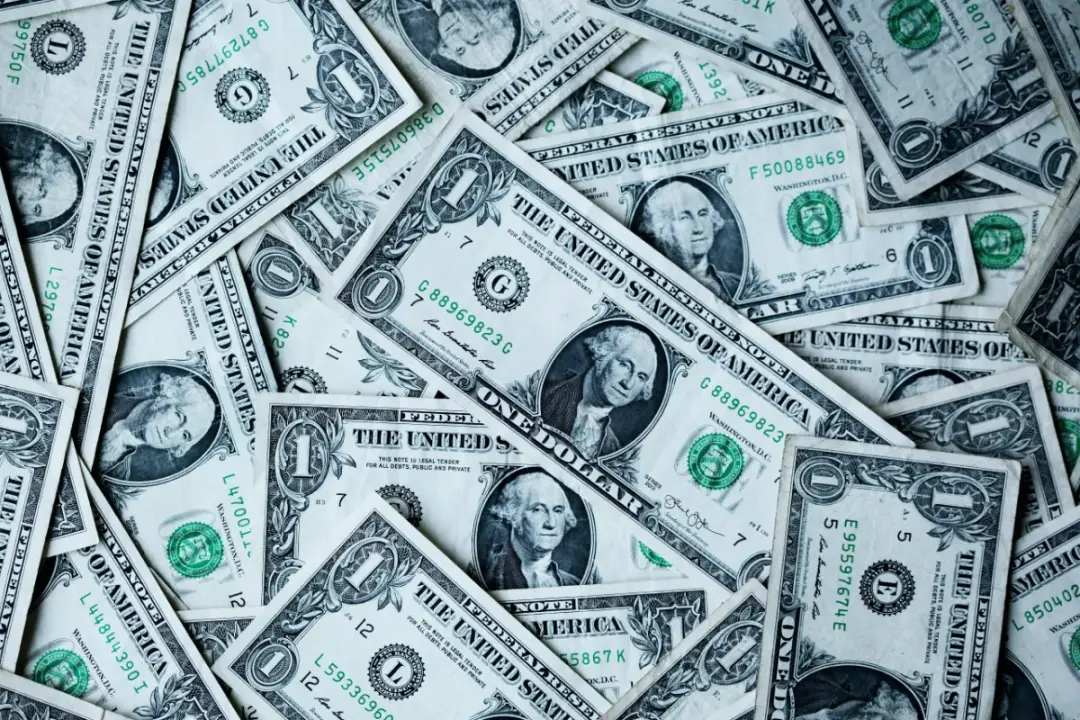Dólar fechou abaixo de R$ 5, em R$ 4,9756, pela primeira vez desde maio. O real valorizou bem com o movimento pós-eleiç…