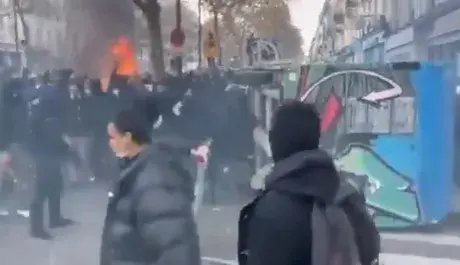 Mais de 260 mil manifestantes foram às ruas da França em protestos contra as condições das escolas. A falta de professo…