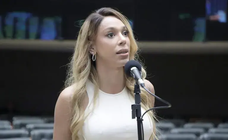 Erika Hilton pediu multa a deputado Thiago Medina do PL por impulsionar vídeo na campanha. O vídeo alegou transfobia co…