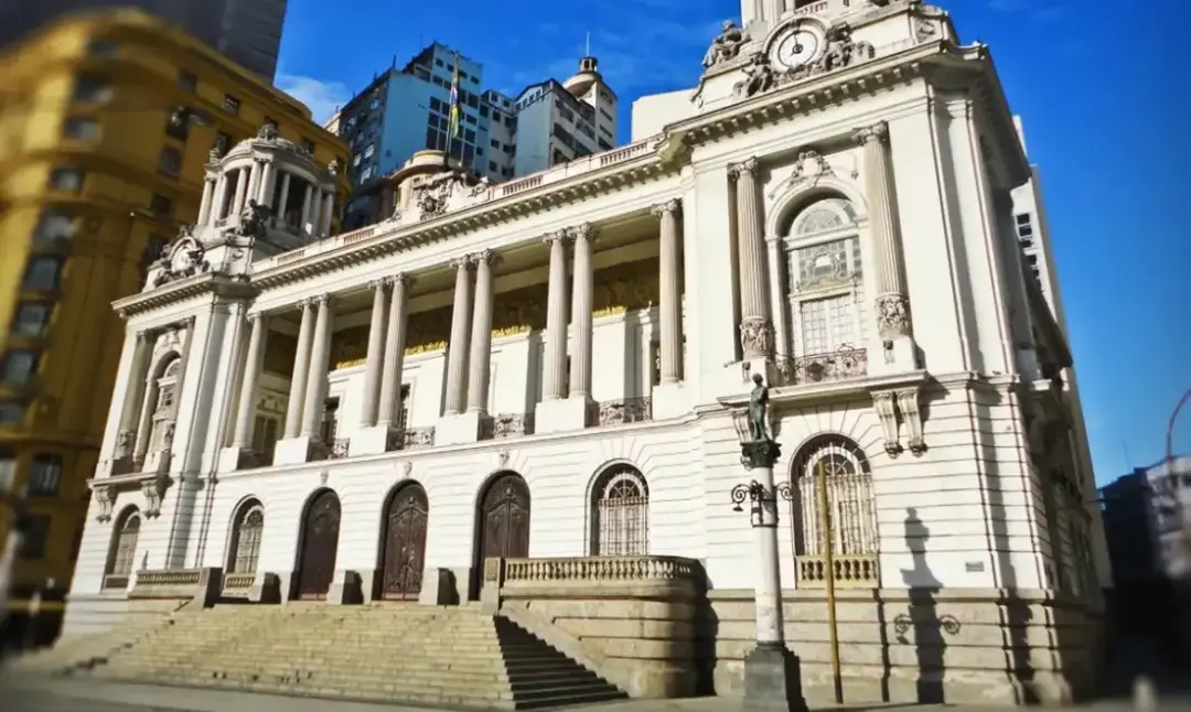 Sete cadeiras na Câmara do Rio de Janeiro vão mudar por causa das eleições. Essa troca de vereadores e deputados abre e…