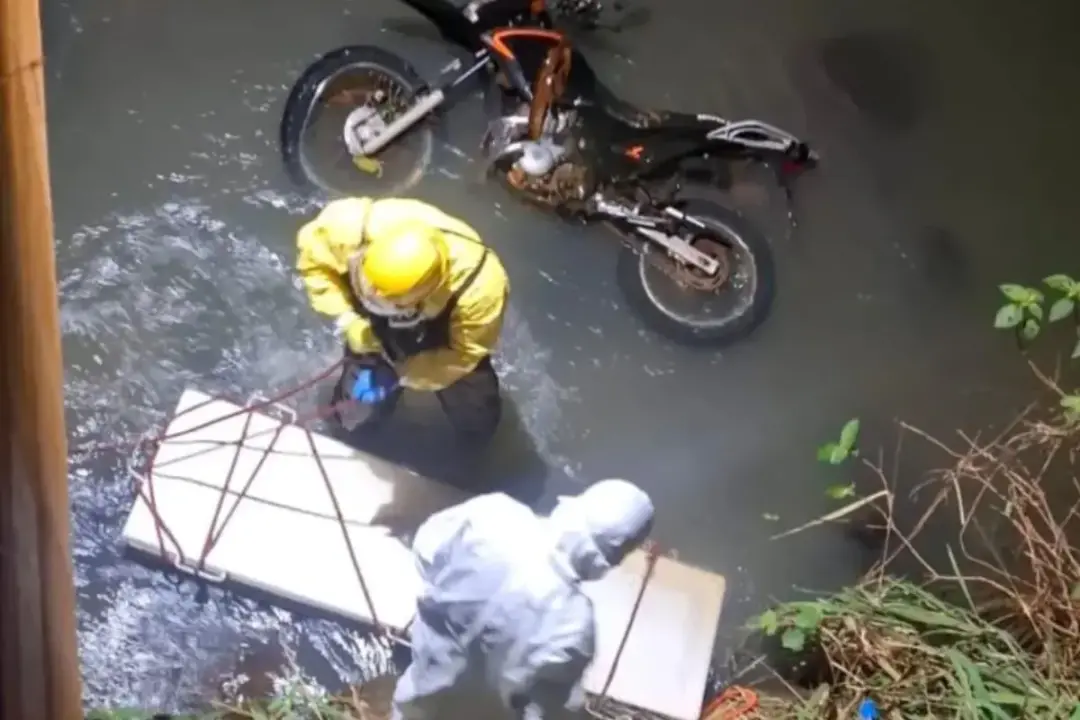 Perolândia, em Goiás, foi onde um motociclista de 50 anos foi achado morto em um córrego. A cena, vista pelo filho, mos…
