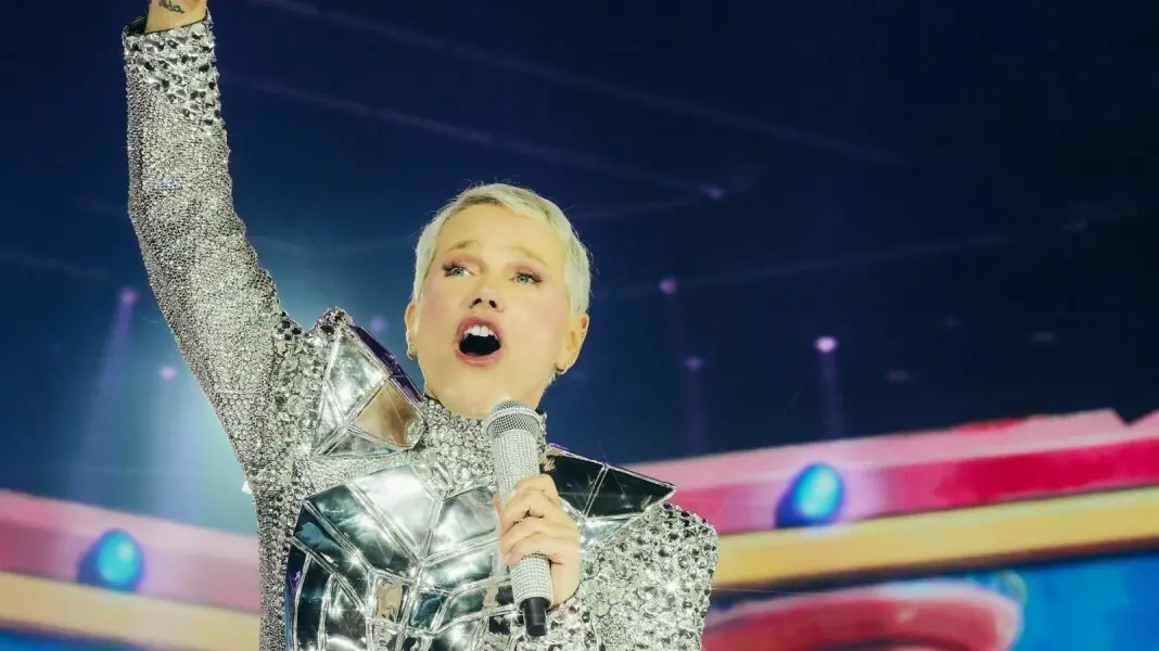 Xuxa troca a nave da carreira por SUVs da Nissan feitos em Resende, Sul Fluminense. A mudança mostra como o marketing a…