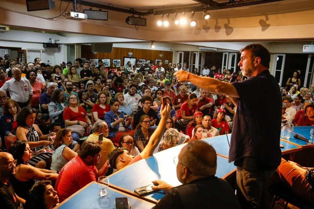 Mais de 2 mil pessoas se reuniram no Centro do Rio em ato de mobilização para o segundo turno. É visível a força da mil…