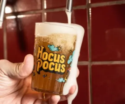 Hocus Pocus Station na Barra da Tijuca tá com Oktoberfest até 1º de novembro, lançando a cerveja Mana, uma German Pils …