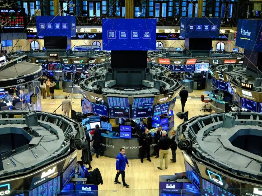 Nasdaq encerra em 27599,79 pontos após o S&P 500 atingir recorde histórico em Nova York. O avanço forte, puxado por tec…