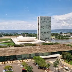 Senador ganha um valor específico no Brasil. É um salário alto que reflete o papel que exercem, mas a gente pondera se …