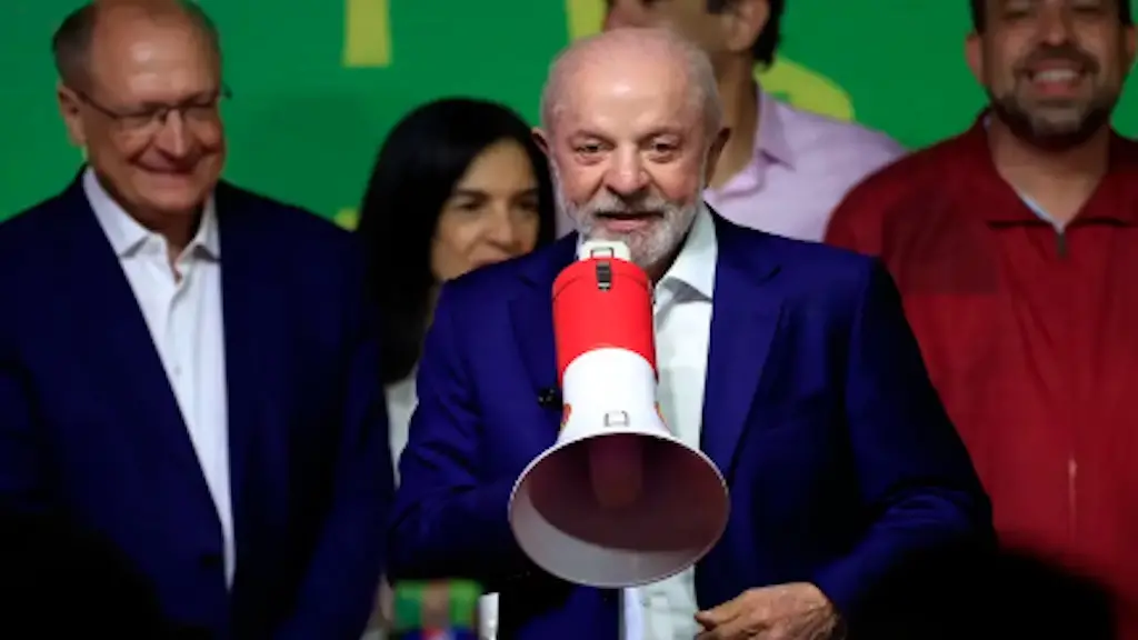Peça de campanha liga tesouraço de Flávio Bolsonaro a cortes na Farmácia Popular e Mais Médicos. É uma jogada ofensiva …
