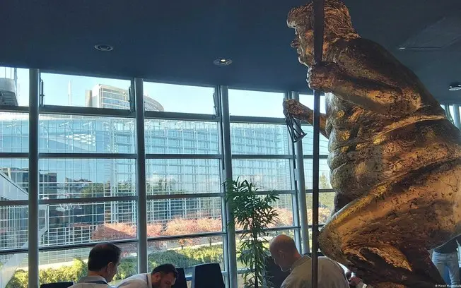 Estrasburgo, na França, recebeu uma estátua satírica de 2,5 metros de Donald Trump, chamada Praga Laranja. A obra expõe…