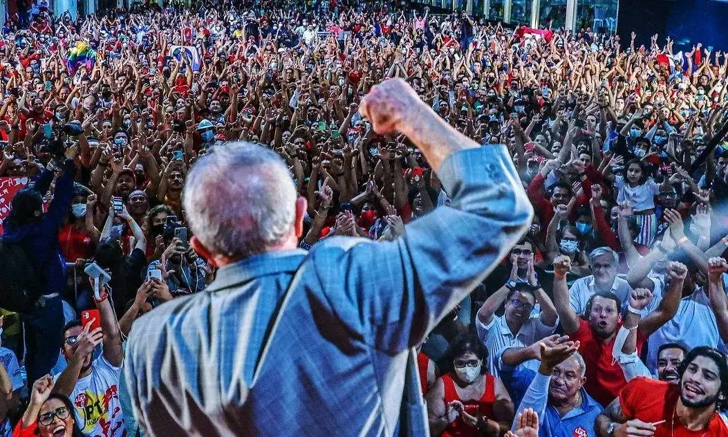 Mais de 33 milhões de brasileiros não votaram no primeiro turno, mostrando que a democracia precisa de mais que só o di…