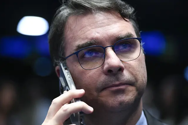 Flávio Bolsonaro levou uma multa de R$ 5 mil pelo STF por impulsionar propaganda negativa contra Lula. Usar rejeição do…
