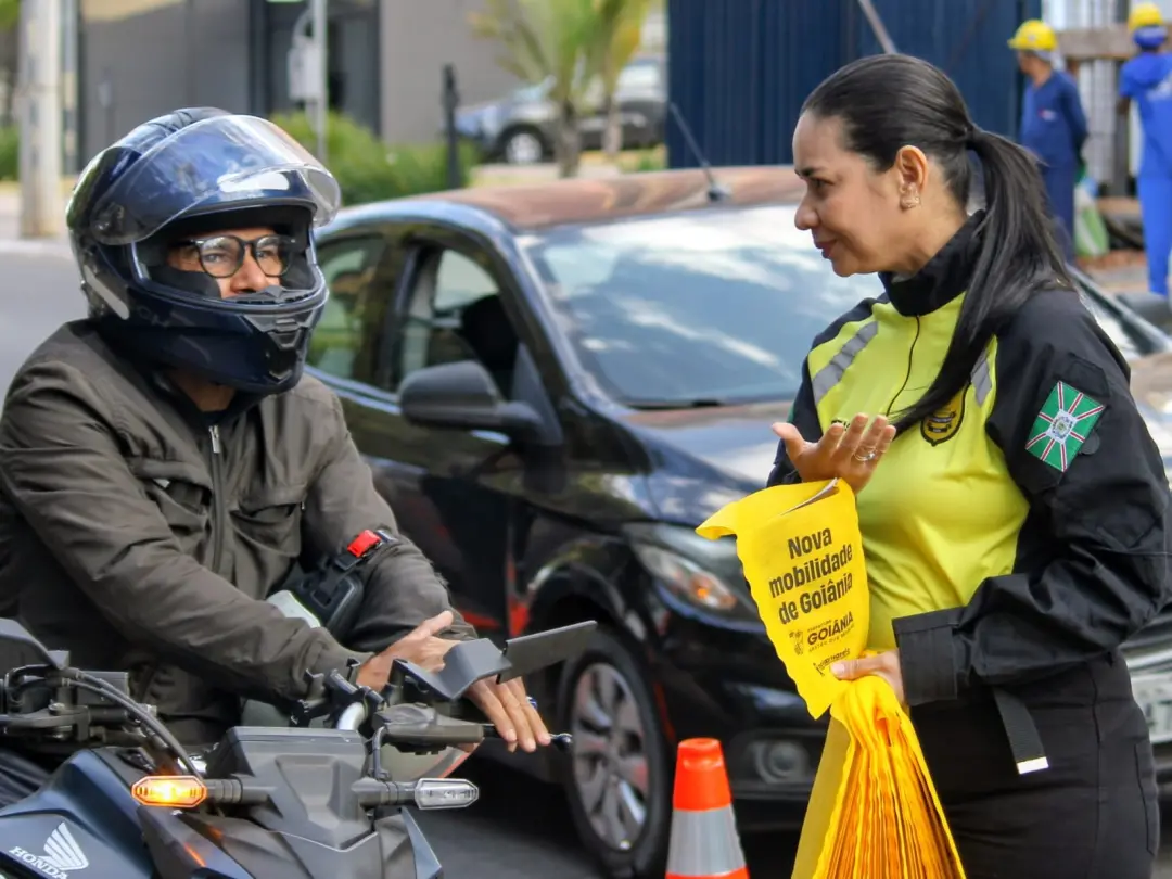 Blitz educativa na Avenida Guarapari, Jardim Atlântico, começa para alertar motoristas sobre riscos de alagamento na ca…