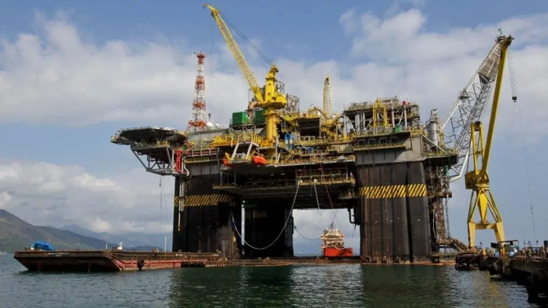 Oriente Médio em tensão, o Brent fechou em alta de 0,26% para US$ 100,58 o barril. O risco geopolítico sustenta o preço…