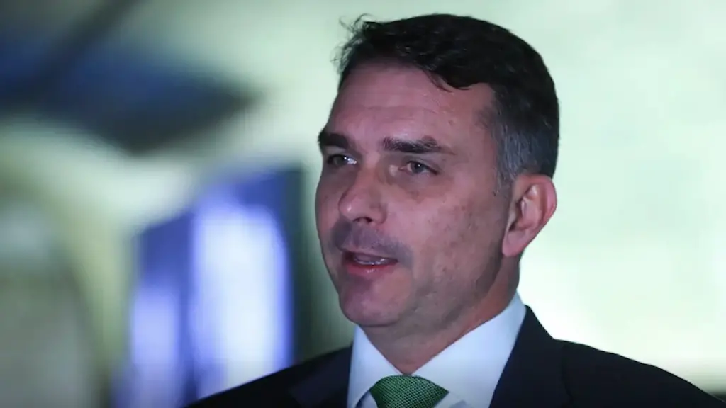 Flavio Bolsonaro garantiu que participa dos debates com Lula. Ele diz que vai usar o confronto pra comparar os programa…