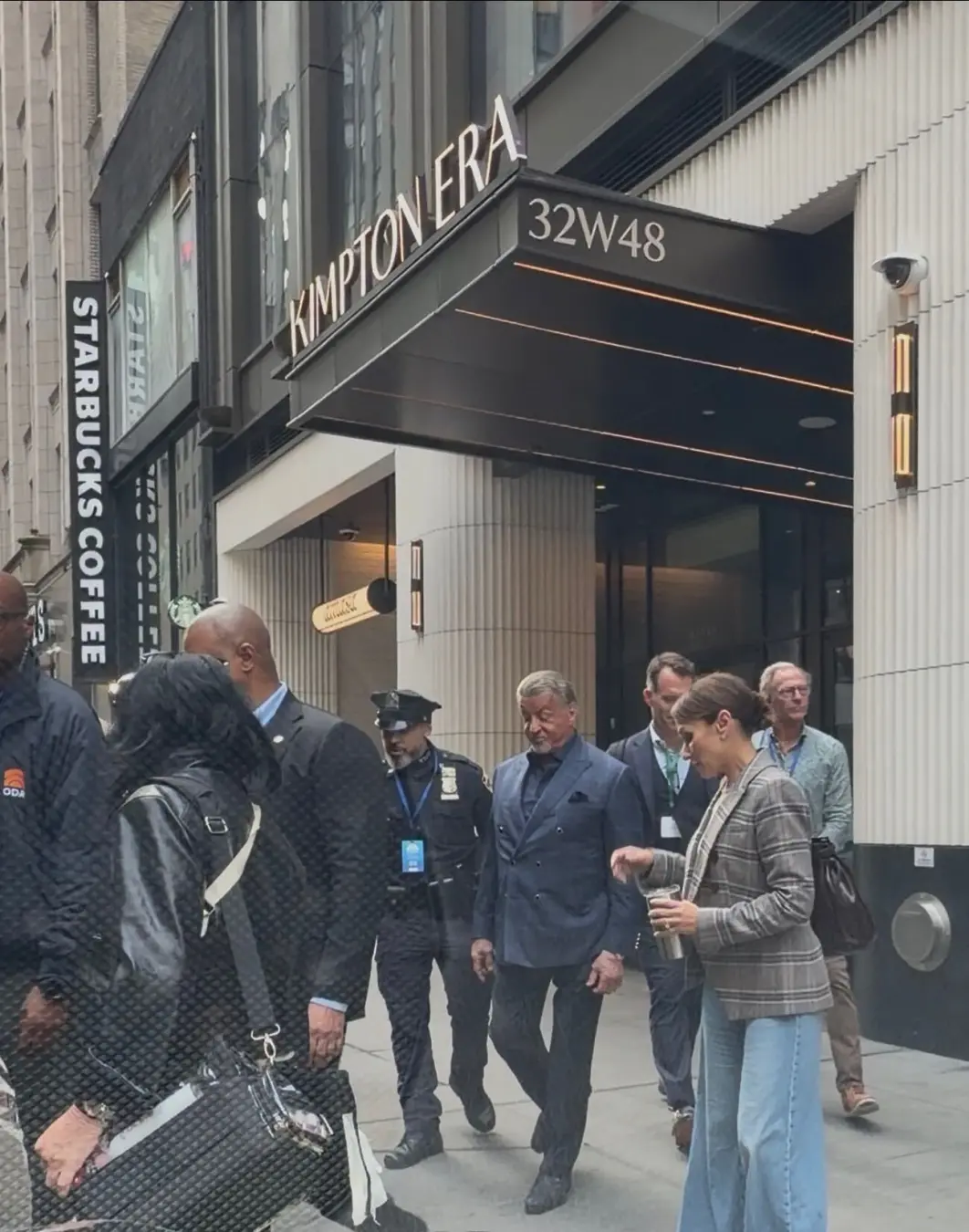 Sylvester Stallone almoçou ovos mexidos e chá em Midtown, enquanto assinava livros com a equipe. É bom ver ícones assim…
