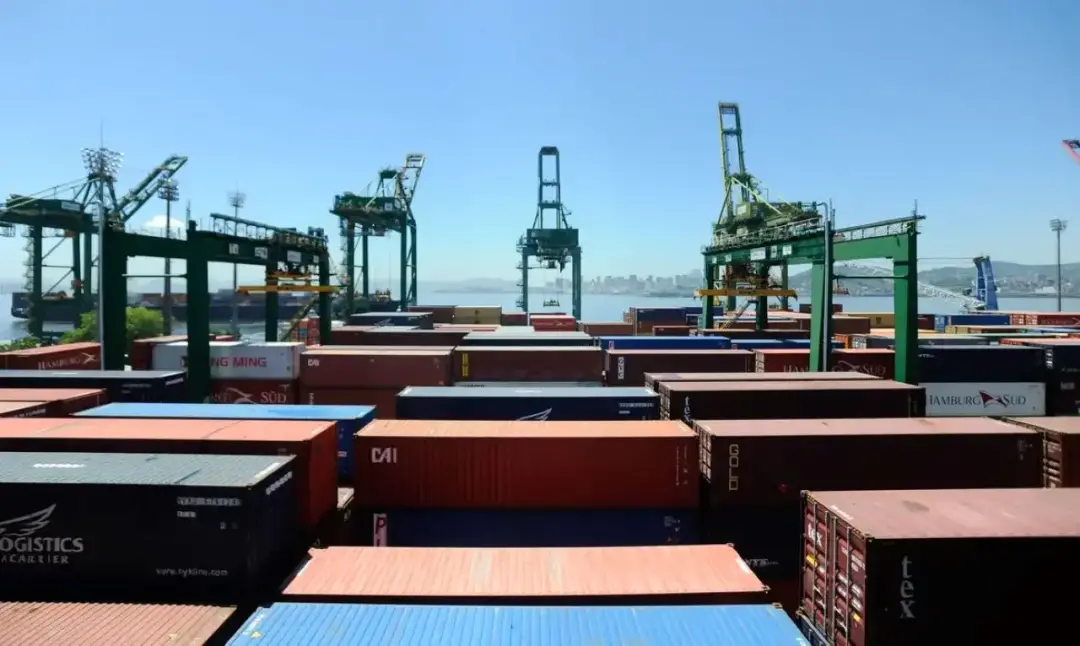 Superávit de US$ 7,74 bi na balança comercial em setembro. As exportações subiram 12,9%, puxadas por petróleo, soja e m…