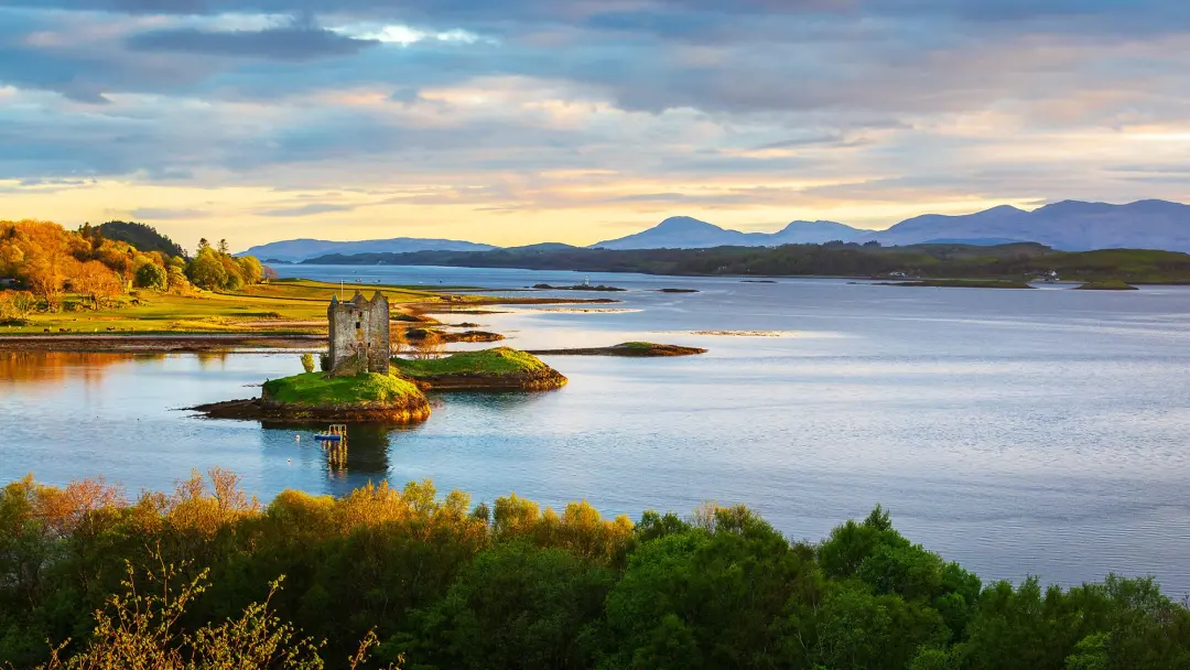 Lismore, uma ilha escocesa de 190 moradores, revelou evidências arqueológicas de um mosteiro medieval. A comunidade con…