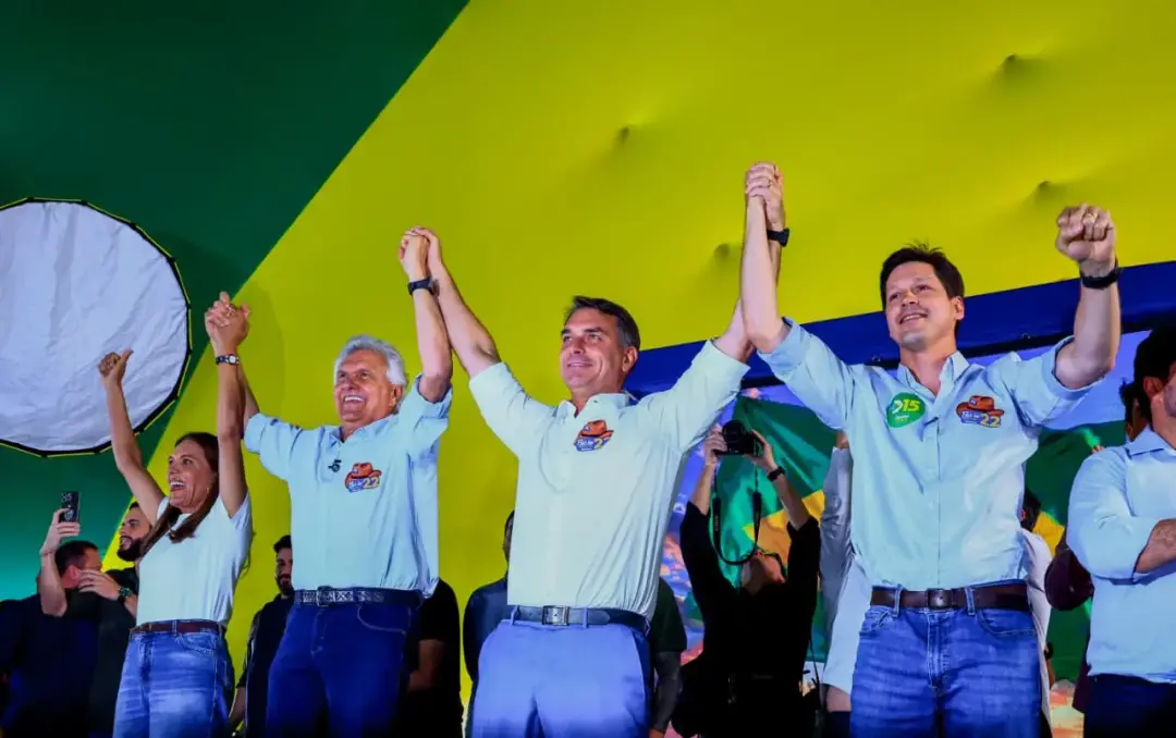 Mais de 160 prefeitos se reuniram em Goiânia para apoiar Flávio Bolsonaro. O governador Daniel Vilela prometeu o empenh…