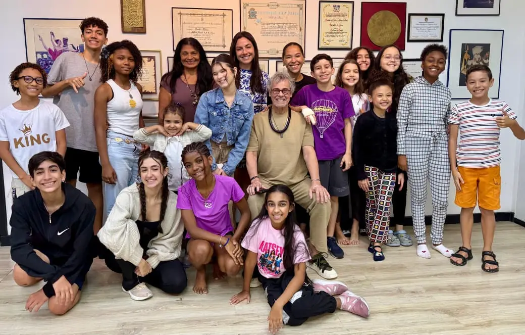 Coral Vivarte com 20 crianças e adolescentes tem temporada gratuita no Rio de Janeiro começando dia 13 de outubro no Te…