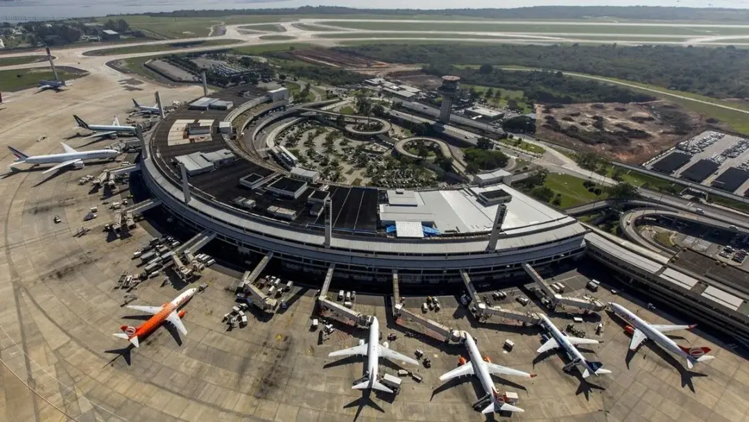 Galeão na gestão da Aena até 2039, a empresa assumiu o aeroporto após arrematar o leilão com R$ 2,9 bilhões. Isso aumen…