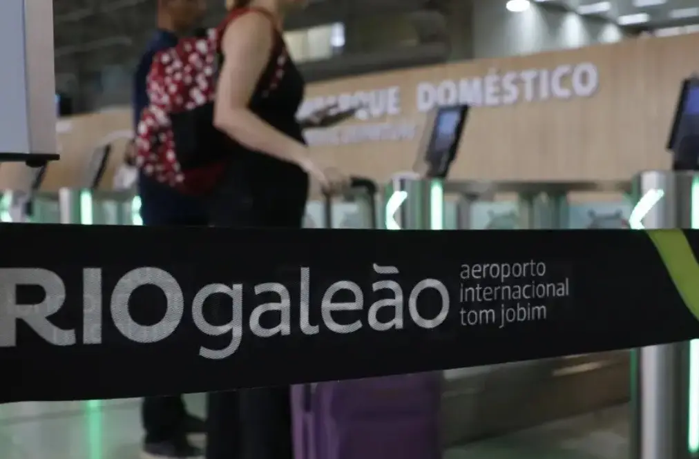 A Aena assumiu a gestão do Galeão, com contrato de compra e venda de ações do terminal, após vencer o leilão por R$ 2,9…