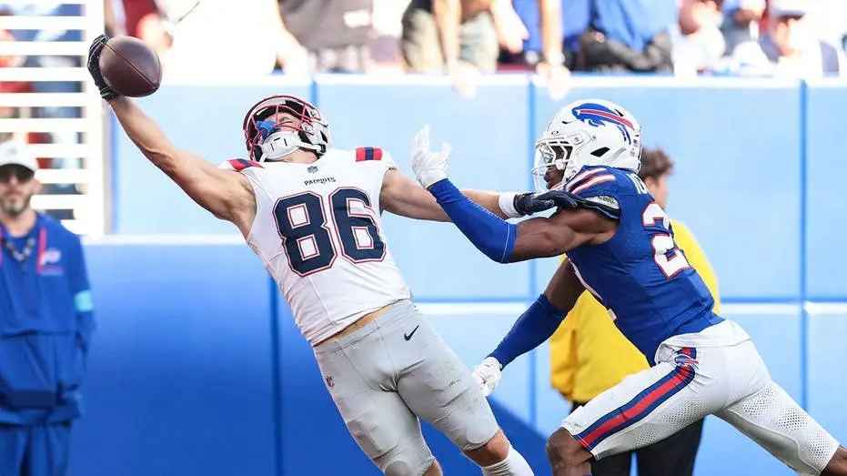 Efton Chism fez um touchdown vencedor com um toque de uma mão no jogo entre Patriots e Bills. A parceira dele, Devynn W…
