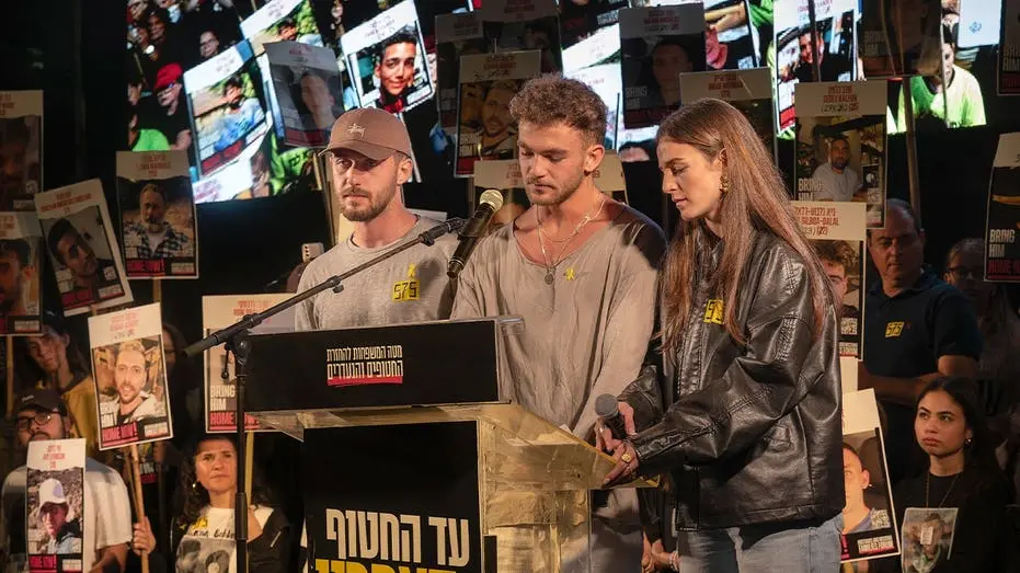 Maya Regev, ex refem do Hamas, falou com estudantes da Universidade do Texas em Austin, SC, questionando as falas de Ha…
