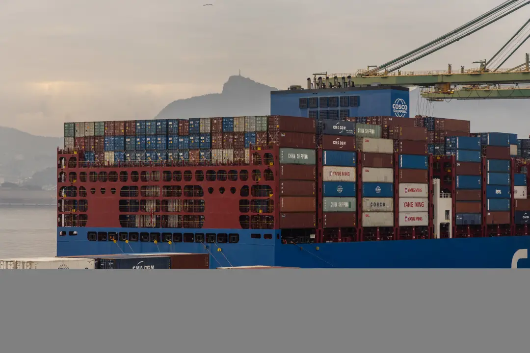 Setembro teve superávit comercial de 7,7 bilhões de dólares, com exportações em 34 bilhões e importações em 26 bilhões.…