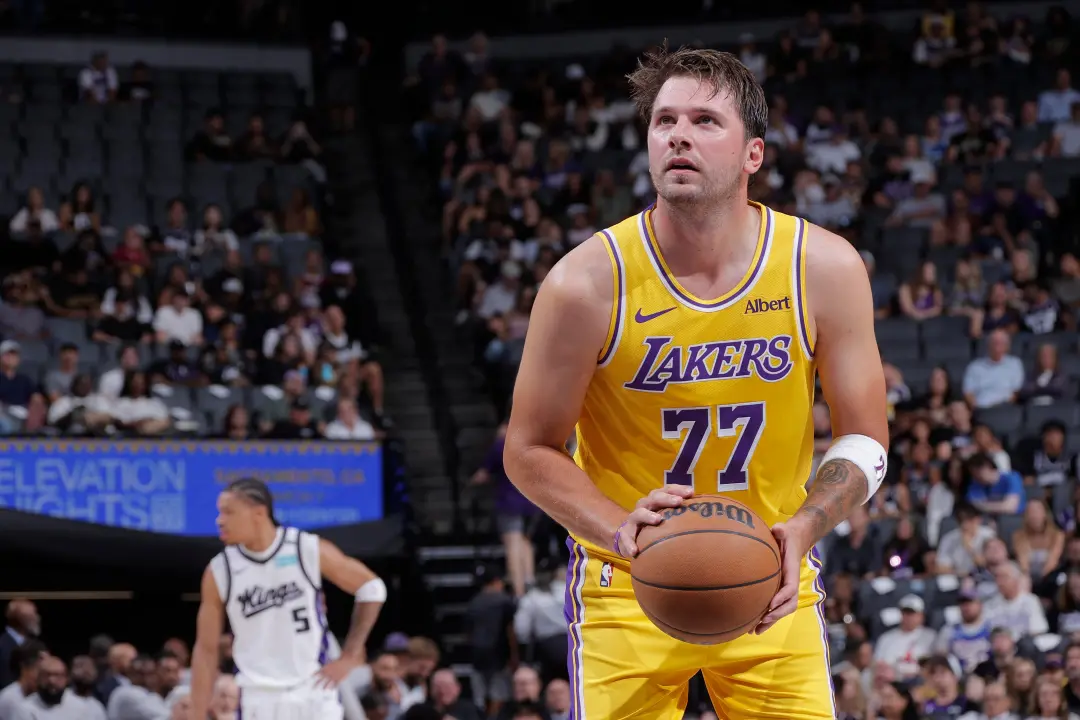 Luka Dončić fez 21 pontos nos 16 minutos que jogou pelos Lakers contra os Kings, após um tempo fora devido a uma lesão …